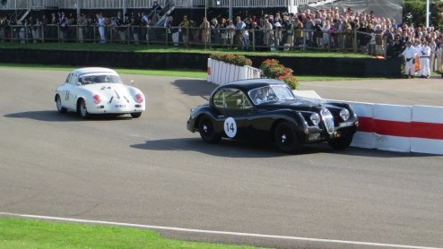 Goodwood Revival, een legendarisch evenement op Brits landgoed, terug in de tijd met passende kleding en waanzinnige, klassieke auto's. Alle reden om naar Goodwood Revival 2014 te gaan!
