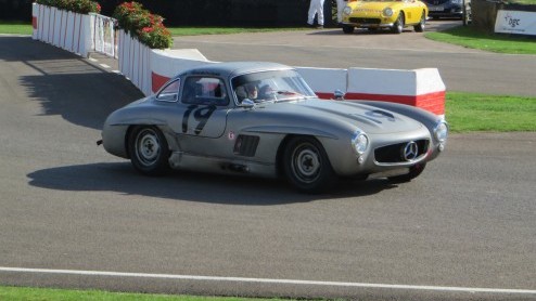 Goodwood Revival, een legendarisch evenement op Brits landgoed, terug in de tijd met passende kleding en waanzinnige, klassieke auto's. Alle reden om naar Goodwood Revival 2014 te gaan!