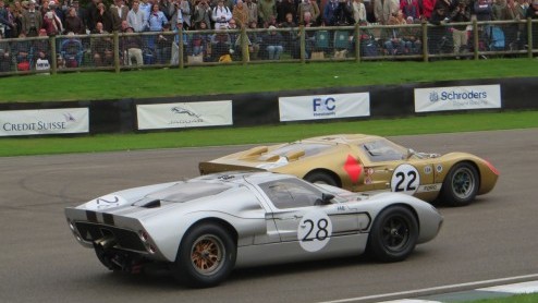 Goodwood Revival, een legendarisch evenement op Brits landgoed, terug in de tijd met passende kleding en waanzinnige, klassieke auto's. Alle reden om naar Goodwood Revival 2014 te gaan!