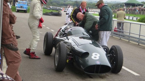 Goodwood Revival, een legendarisch evenement op Brits landgoed, terug in de tijd met passende kleding en waanzinnige, klassieke auto's. Alle reden om naar Goodwood Revival 2014 te gaan!
