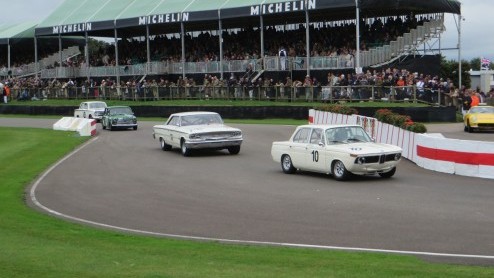 Goodwood Revival, een legendarisch evenement op Brits landgoed, terug in de tijd met passende kleding en waanzinnige, klassieke auto's. Alle reden om naar Goodwood Revival 2014 te gaan!