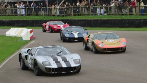 Goodwood Revival, een legendarisch evenement op Brits landgoed, terug in de tijd met passende kleding en waanzinnige, klassieke auto's. Alle reden om naar Goodwood Revival 2014 te gaan!