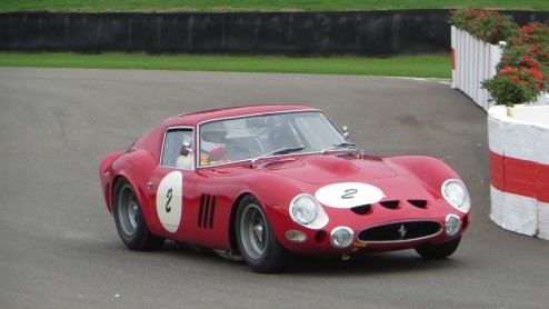 Goodwood Revival, een legendarisch evenement op Brits landgoed, terug in de tijd met passende kleding en waanzinnige, klassieke auto's. Alle reden om naar Goodwood Revival 2014 te gaan!