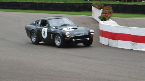 Goodwood Revival, een legendarisch evenement op Brits landgoed, terug in de tijd met passende kleding en waanzinnige, klassieke auto's. Alle reden om naar Goodwood Revival 2014 te gaan!