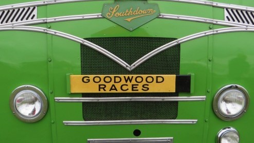 Goodwood Revival, een legendarisch evenement op Brits landgoed, terug in de tijd met passende kleding en waanzinnige, klassieke auto's. Alle reden om naar Goodwood Revival 2014 te gaan!
