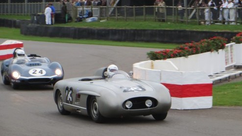 Goodwood Revival, een legendarisch evenement op Brits landgoed, terug in de tijd met passende kleding en waanzinnige, klassieke auto's. Alle reden om naar Goodwood Revival 2014 te gaan!