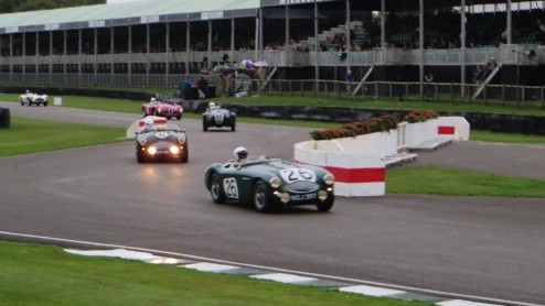 Goodwood Revival, een legendarisch evenement op Brits landgoed, terug in de tijd met passende kleding en waanzinnige, klassieke auto's. Alle reden om naar Goodwood Revival 2014 te gaan!