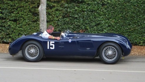 Goodwood Revival, een legendarisch evenement op Brits landgoed, terug in de tijd met passende kleding en waanzinnige, klassieke auto's. Alle reden om naar Goodwood Revival 2014 te gaan!