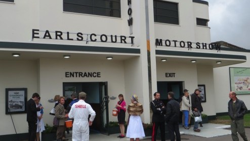 Goodwood Revival, een legendarisch evenement op Brits landgoed, terug in de tijd met passende kleding en waanzinnige, klassieke auto's. Alle reden om naar Goodwood Revival 2014 te gaan!