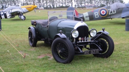 Goodwood Revival, een legendarisch evenement op Brits landgoed, terug in de tijd met passende kleding en waanzinnige, klassieke auto's. Alle reden om naar Goodwood Revival 2014 te gaan!