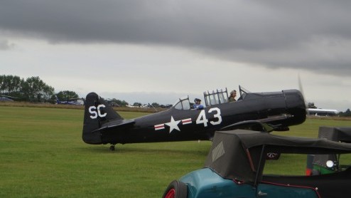 Goodwood Revival, een legendarisch evenement op Brits landgoed, terug in de tijd met passende kleding en waanzinnige, klassieke auto's. Alle reden om naar Goodwood Revival 2014 te gaan!