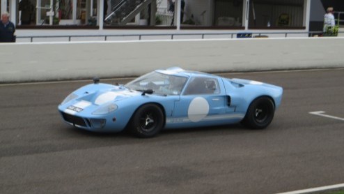 Goodwood Revival, een legendarisch evenement op Brits landgoed, terug in de tijd met passende kleding en waanzinnige, klassieke auto's. Alle reden om naar Goodwood Revival 2014 te gaan!