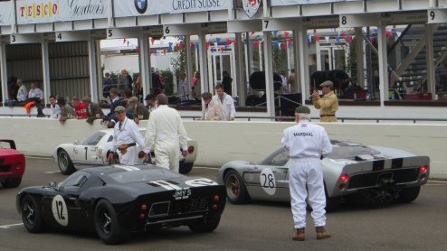 Goodwood Revival, een legendarisch evenement op Brits landgoed, terug in de tijd met passende kleding en waanzinnige, klassieke auto's. Alle reden om naar Goodwood Revival 2014 te gaan!