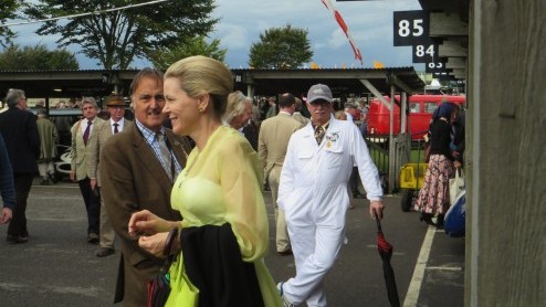 Goodwood Revival, een legendarisch evenement op Brits landgoed, terug in de tijd met passende kleding en waanzinnige, klassieke auto's. Alle reden om naar Goodwood Revival 2014 te gaan!