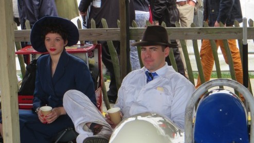 Goodwood Revival, een legendarisch evenement op Brits landgoed, terug in de tijd met passende kleding en waanzinnige, klassieke auto's. Alle reden om naar Goodwood Revival 2014 te gaan!