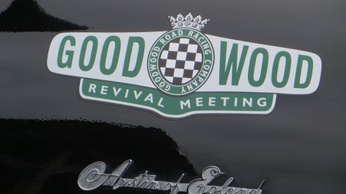 Goodwood Revival, een legendarisch evenement op Brits landgoed, terug in de tijd met passende kleding en waanzinnige, klassieke auto's. Alle reden om naar Goodwood Revival 2014 te gaan!