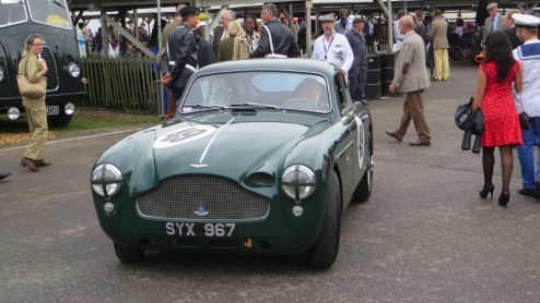 Goodwood Revival, een legendarisch evenement op Brits landgoed, terug in de tijd met passende kleding en waanzinnige, klassieke auto's. Alle reden om naar Goodwood Revival 2014 te gaan!