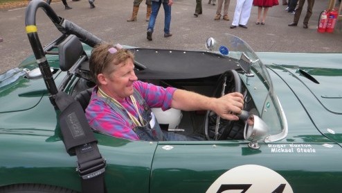 Goodwood Revival, een legendarisch evenement op Brits landgoed, terug in de tijd met passende kleding en waanzinnige, klassieke auto's. Alle reden om naar Goodwood Revival 2014 te gaan!