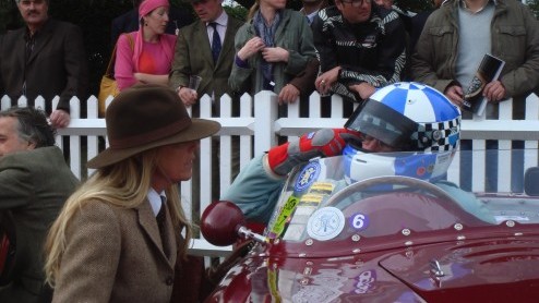 Goodwood Revival, een legendarisch evenement op Brits landgoed, terug in de tijd met passende kleding en waanzinnige, klassieke auto's. Alle reden om naar Goodwood Revival 2014 te gaan!