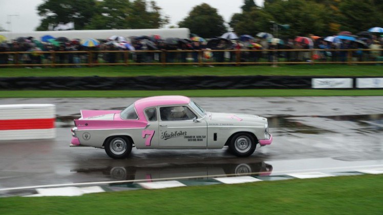 De jaarlijkse Goodwood Revival op het gelijknamige circuit vormt een verzameling bijzondere auto's en mensen waar iedere klassiekerliefhebber graag een keer deel van uitmaakt.