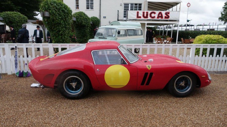 De jaarlijkse Goodwood Revival op het gelijknamige circuit vormt een verzameling bijzondere auto's en mensen waar iedere klassiekerliefhebber graag een keer deel van uitmaakt.