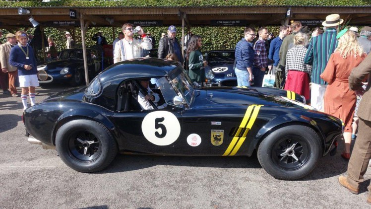 De jaarlijkse Goodwood Revival op het gelijknamige circuit vormt een verzameling bijzondere auto's en mensen waar iedere klassiekerliefhebber graag een keer deel van uitmaakt.