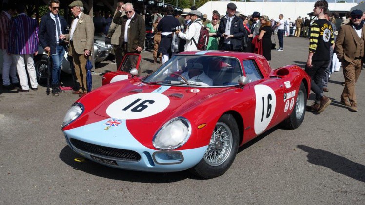 De jaarlijkse Goodwood Revival op het gelijknamige circuit vormt een verzameling bijzondere auto's en mensen waar iedere klassiekerliefhebber graag een keer deel van uitmaakt.