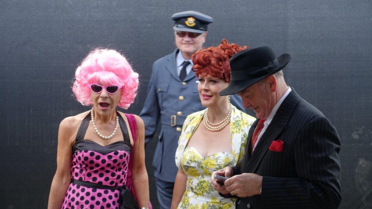 De jaarlijkse Goodwood Revival op het gelijknamige circuit vormt een verzameling bijzondere auto's en mensen waar iedere klassiekerliefhebber graag een keer deel van uitmaakt.