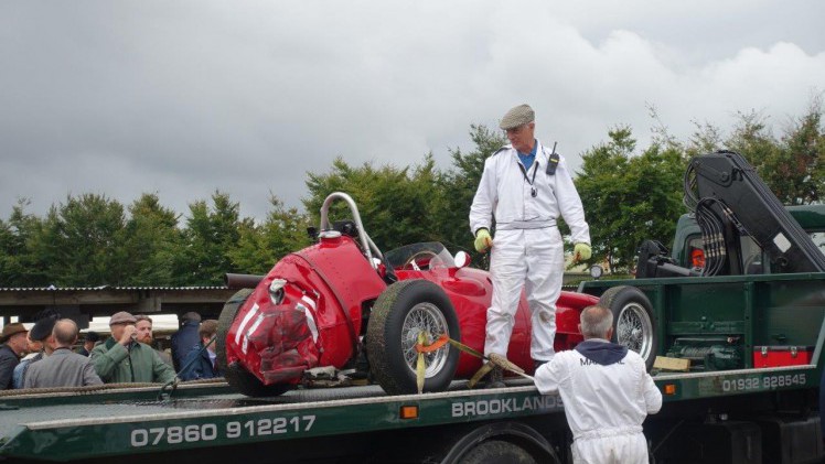 De jaarlijkse Goodwood Revival op het gelijknamige circuit vormt een verzameling bijzondere auto's en mensen waar iedere klassiekerliefhebber graag een keer deel van uitmaakt.