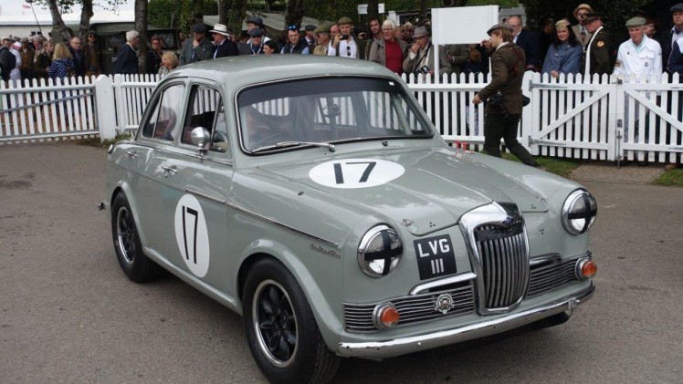 De jaarlijkse Goodwood Revival op het gelijknamige circuit vormt een verzameling bijzondere auto's en mensen waar iedere klassiekerliefhebber graag een keer deel van uitmaakt.