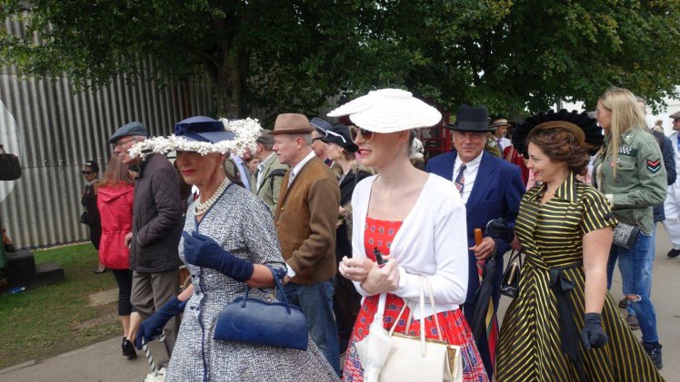 De jaarlijkse Goodwood Revival op het gelijknamige circuit vormt een verzameling bijzondere auto's en mensen waar iedere klassiekerliefhebber graag een keer deel van uitmaakt.