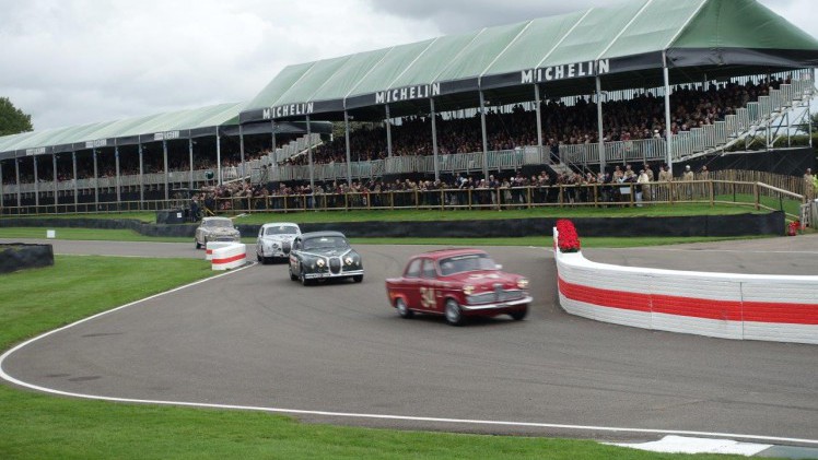 De jaarlijkse Goodwood Revival op het gelijknamige circuit vormt een verzameling bijzondere auto's en mensen waar iedere klassiekerliefhebber graag een keer deel van uitmaakt.