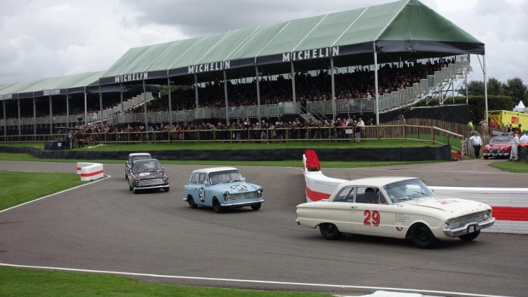 De jaarlijkse Goodwood Revival op het gelijknamige circuit vormt een verzameling bijzondere auto's en mensen waar iedere klassiekerliefhebber graag een keer deel van uitmaakt.