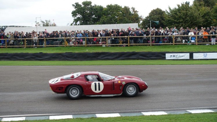 De jaarlijkse Goodwood Revival op het gelijknamige circuit vormt een verzameling bijzondere auto's en mensen waar iedere klassiekerliefhebber graag een keer deel van uitmaakt.