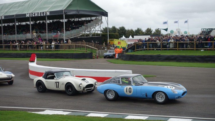 De jaarlijkse Goodwood Revival op het gelijknamige circuit vormt een verzameling bijzondere auto's en mensen waar iedere klassiekerliefhebber graag een keer deel van uitmaakt.