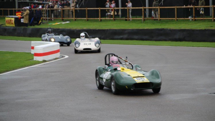 De jaarlijkse Goodwood Revival op het gelijknamige circuit vormt een verzameling bijzondere auto's en mensen waar iedere klassiekerliefhebber graag een keer deel van uitmaakt.