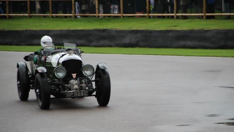 De jaarlijkse Goodwood Revival op het gelijknamige circuit vormt een verzameling bijzondere auto's en mensen waar iedere klassiekerliefhebber graag een keer deel van uitmaakt.