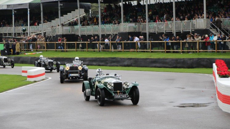 De jaarlijkse Goodwood Revival op het gelijknamige circuit vormt een verzameling bijzondere auto's en mensen waar iedere klassiekerliefhebber graag een keer deel van uitmaakt.