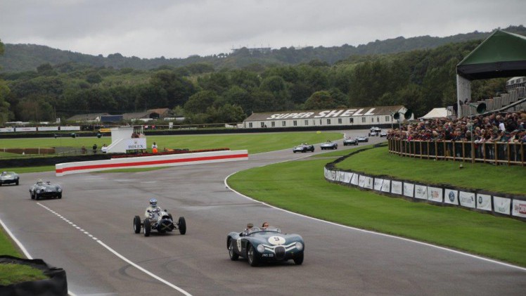 De jaarlijkse Goodwood Revival op het gelijknamige circuit vormt een verzameling bijzondere auto's en mensen waar iedere klassiekerliefhebber graag een keer deel van uitmaakt.
