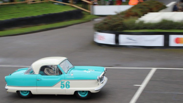 De jaarlijkse Goodwood Revival op het gelijknamige circuit vormt een verzameling bijzondere auto's en mensen waar iedere klassiekerliefhebber graag een keer deel van uitmaakt.