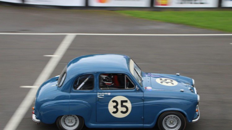 De jaarlijkse Goodwood Revival op het gelijknamige circuit vormt een verzameling bijzondere auto's en mensen waar iedere klassiekerliefhebber graag een keer deel van uitmaakt.