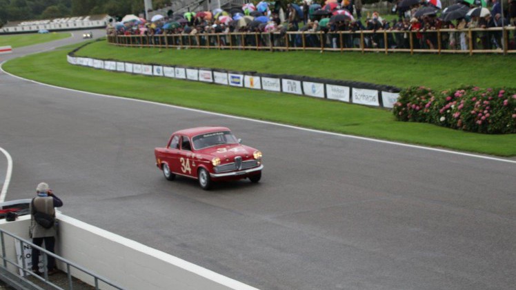 De jaarlijkse Goodwood Revival op het gelijknamige circuit vormt een verzameling bijzondere auto's en mensen waar iedere klassiekerliefhebber graag een keer deel van uitmaakt.
