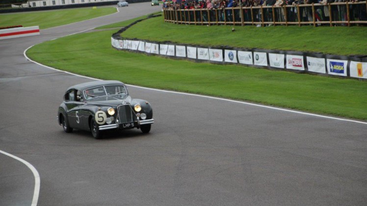 De jaarlijkse Goodwood Revival op het gelijknamige circuit vormt een verzameling bijzondere auto's en mensen waar iedere klassiekerliefhebber graag een keer deel van uitmaakt.