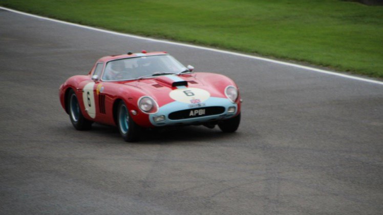 De jaarlijkse Goodwood Revival op het gelijknamige circuit vormt een verzameling bijzondere auto's en mensen waar iedere klassiekerliefhebber graag een keer deel van uitmaakt.
