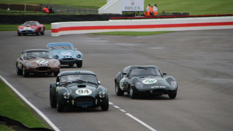 De jaarlijkse Goodwood Revival op het gelijknamige circuit vormt een verzameling bijzondere auto's en mensen waar iedere klassiekerliefhebber graag een keer deel van uitmaakt.