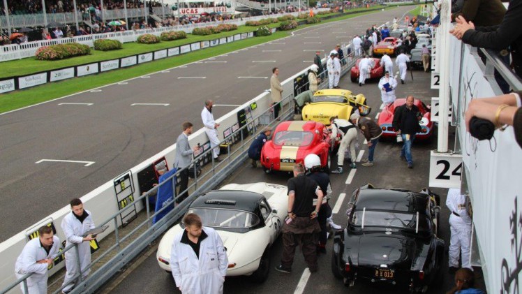 De jaarlijkse Goodwood Revival op het gelijknamige circuit vormt een verzameling bijzondere auto's en mensen waar iedere klassiekerliefhebber graag een keer deel van uitmaakt.