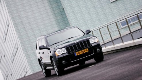 Jeep gaat met de opvolger van de Grand Cherokee een nieuwe stap zetten. Het model belooft en cross-over te worden, met een lager gewicht en dito brandstofverbruik. Nu maar hopen dat deze zijn terreinp