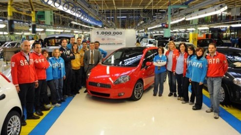 De Fiat Punto werd in 1995 gelanceerd en gaat sinds 2006 als Grande Punto door het leven. Na 3.5 miljoen exemplaren van de eerste generatie - die Auto van het Jaar werd - en drie miljoen stuks van zij