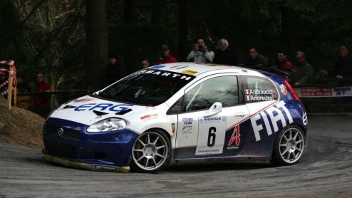 De eerste race van de Trofeo Audemars Piguet Maserati Europe, kortweg de Maserati cup, is gewonnen door Alberto Cerrari en de Fiat Grande Punto maakt een verpletterend rallydebuut.