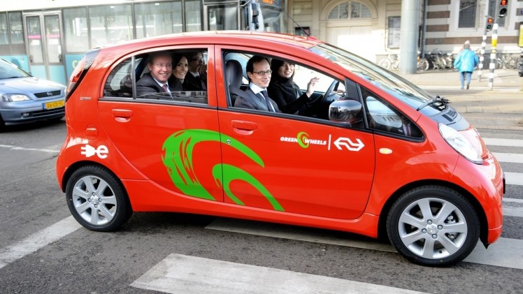 Green Deal Autodelen maakt zich sterk voor 100.000 deelauto's in Nederland, omdat autodelen de toekomst heeft.